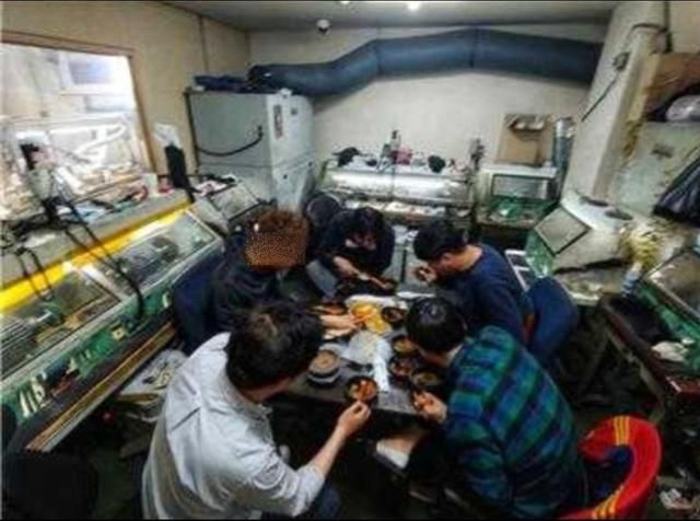 서울 종로구 소재 한 귀금속 공장에서 일하는 주얼리 노동자들이 점심을 먹는 모습. 창문 하나 없는 비좁은 공간이다. 금속노조 주얼리분회