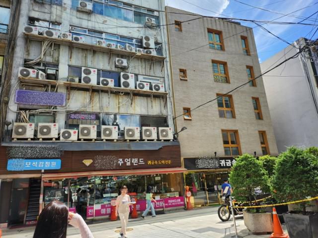 22일 서울 종로구 일대에 자리 잡은 주얼리 거리 모습. 1층 매장에는 화려한 귀금속들이 전시됐지만 바로 위층 귀금속 생산 공장에선 귀금속을 만드는 노동자들이 열악한 노동환경에 시달리고 있다. 공장 창문 앞엔 에어컨 실외기가 위태롭게 매달려 있어 창문 한번 편하게 열 수 없다. 송주용 기자