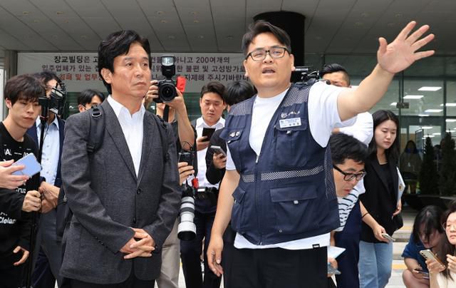 주얼리 노동자 김정봉(오른쪽)씨가 지난달 24일 서울 중구 서울지방고용노동청 앞에서 김영훈 고용노동부 장관과 만난 모습. 정봉씨는 당시 장관 후보자였던 김 장관 출근길 기자회견장에 뛰어들어 주얼리 노동자들이 근로기준법 사각지대에 놓였다고 소리쳤다. 뉴스1