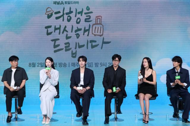 배우 공승연(왼쪽 두번째)이 29일 오후 서울 마포구 쇼킹케이팝센터에서 열린 채널A 토일드라마 '여행을 대신해 드립니다' 제작발표회에서 인사말을 하고 있다. 뉴시스