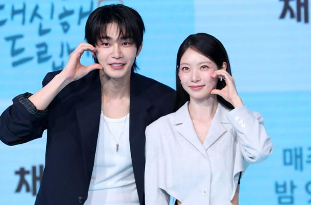 배우 김재영(왼쪽), 공승연이 29일 오후 서울 마포구 쇼킹케이팝센터에서 열린 채널A 토일드라마 '여행을 대신해 드립니다' 제작발표회에서 포즈를 취하고 있다. 뉴시스