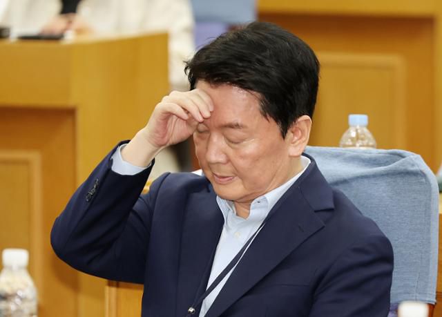 안철수 국민의힘 의원이 27일 서울 여의도 국회 의원회관에서 열린 토론회에 참석해 땀을 닦고 있다. 뉴시스