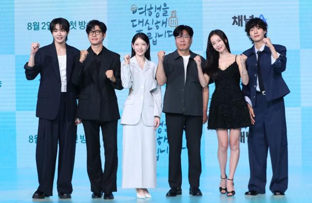 [서울=뉴시스] 김혜진 기자 = 배우 김재영(왼쪽부터), 유준상, 공승연, 강솔 감독, 홍수현, 오현중이 29일 오후 서울 마포구 쇼킹케이팝센터에서 열린 채널A 토일드라마 '여행을 대신해 드립니다' 제작발표회에서 포즈를 취하고 있다. 2025.07.29. jini@newsis.com