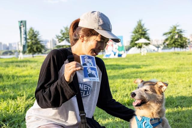 26일 서울 여의도 한강공원에서 열린 '복날엔 복스런' 행사에 참여한 조연진씨와 반려견 다롱이. 휴메인월드포애니멀즈 제공