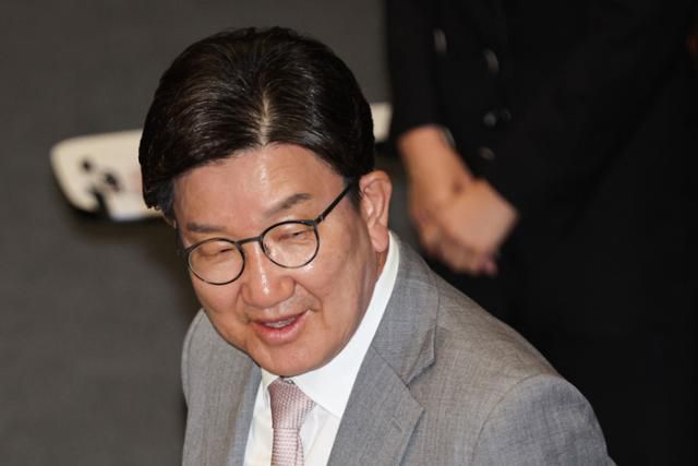 권성동 국민의힘 의원이 지난달 5일 서울 여의도 국회에서 열린 국회 본회의 도중 미소짓고 있다. 뉴시스