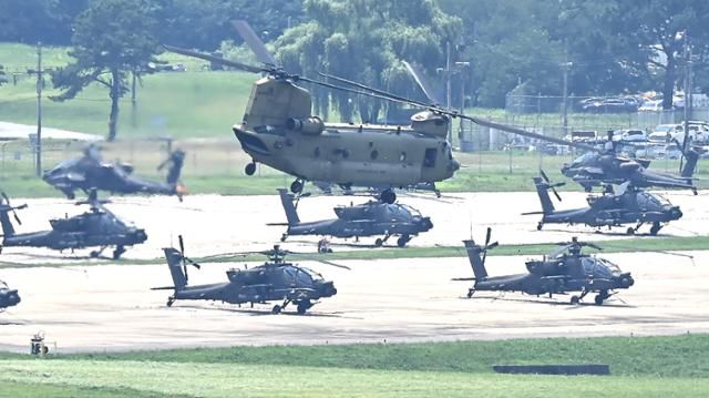 29일 경기 평택시 캠프 험프리스에서 CH-47 치누크 헬기가 이륙하고 있다. 정동영 통일부 장관이 내달 실시 예정인 한미연합연습 '을지 자유의 방패'(UFS·을지프리덤실드) 조정을 대통령께 건의하겠다'고 한 발언과 관련해 29일 국방부는 현재까지 한미연합훈련 계획 변동은 없다는 입장을 분명히 했다. 평택=뉴시스