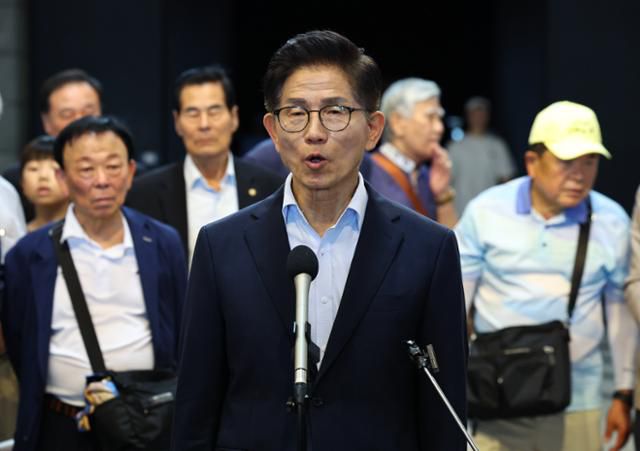 국민의힘 전당대회 출마를 선언한 김문수 전 고용노동부 장관이 30일 서울 용산구 전쟁기념관을 찾아 참전용사비 헌화 및 관람을 마친 뒤 발언하고 있다. 뉴시스