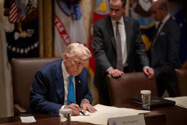 도널드 트럼프 미국 대통령이 미국 워싱턴 DC 백악관에서 한미 무역합의 문서에 서명하고 있다. 백악관이 7월 30일 사회관계망서비스(SNS) 계정에 올린 사진이다. 백악관 SNS 계정·뉴스1