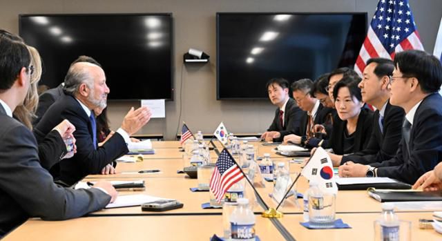 구윤철(오른쪽 두 번째) 부총리 겸 기획재정부 장관이 29일 미국 워싱턴 상무부 청사에서 하워드 러트닉(왼쪽 세 번째) 미 상무장관과 통상 협의를 하고 있다. 기획재정부 제공