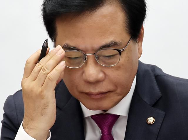 송언석 국민의힘 비상대책위원장 겸 원내대표가 1일 서울 여의도 국회에서 열린 원내대책회의에서 안경을 고쳐 쓰고 있다. 뉴시스