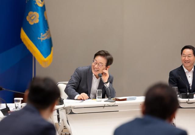 이재명 대통령이 1일 서울 용산 대통령실에서 열린 전국 시·도지사 간담회에서 참석자들과 자유토론을 하고 있다. 대통령실 제공