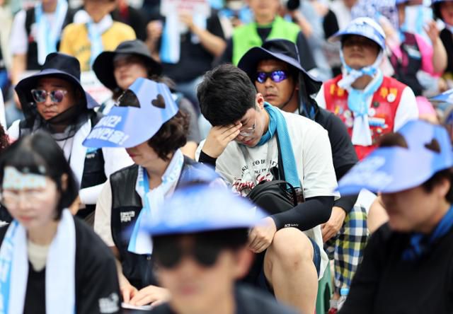 1일 서울 쿠팡 잠실 본사 앞에서 공공운수노조 쿠팡물류센터지회 조합원들이 하루파업 결의대회를 하고 있다. 연합뉴스