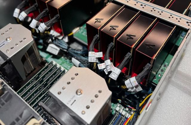 퓨리오사AI가 개발한, 대규모언어모델(LLM) 추론용 AI 반도체 '레니게이드'가 장착된 서버 제품의 내부. 퓨리오사 제공