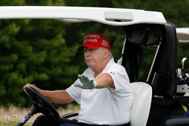 도널드 트럼프 미국 대통령이 2023년 8월 미국 뉴저지주 베드민스터에서 열린 '2023 LIV 골프-베드민스터 프로암 토너먼트'에서 골프 카트를 운전하고 있다. 베드민스터=UPI 연합뉴스 자료사진