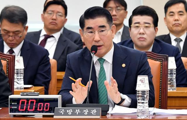 김용현 전 국방부 장관은 12·3 불법 비상계엄을 수사하는 조은석 특별검사팀에 의해 6월 추가 기소됐다. 사진은 앞서 구속된 김 전 장관이 지난해 11월 국회에서 열린 국방위 전체회의에 출석해 의원의 질의에 답하고 있는 모습. 고영권 기자