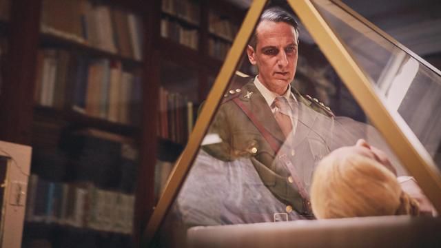 에바의 시신은 방부처리되어 보존된다. 새로 집권한 군사정부는 죽어서도 국민들 숭배를 받는 에바가 두렵다. 월트디즈니컴퍼니 코리아 제공