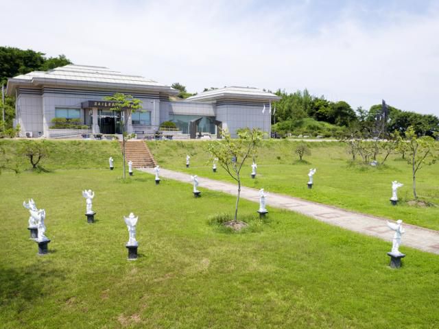 전남 신안군 하의도 천사상 미술관 앞에 최바오로씨의 천사상이 설치돼 있다. 한국일보 자료사진