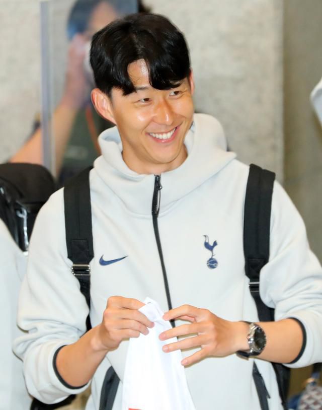 손흥민이 1일 오후 인천국제공항 제1터미널을 통해 입국해 팬들에게 인사를 하고 있다. 토트넘은 오는 3일 오후 8시 서울 월드컵경기장에서 뉴캐슬 유나이티드와 친선전을 치른다. 뉴시스