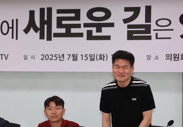 전직 한국사 강사 전한길씨가 지난달 15일 오후 서울 여의도 국회에서 열린 '국민의힘에 새로운 길은 있는가?' 토론회에서 인사하고 있다. 뉴시스