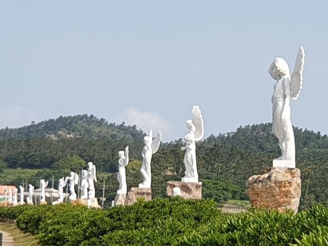 신안 하의도 선착장을 나서면 '소망의 길'에 최바오로씨의 천사상이 설치돼 있다. 한국일보 자료사진