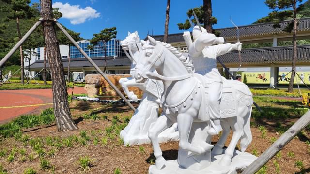 경북 청도군 신화랑풍류마을에 설치된 최바오로씨의 조각상. 한국일보 자료사진