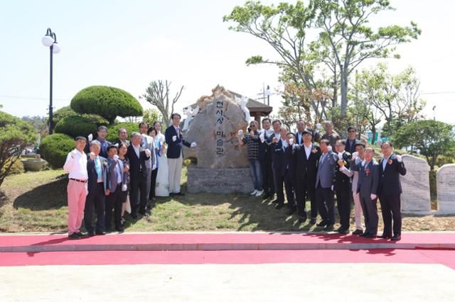 전남 신안군이 2019년 하의도에서 '천사상 미술관' 개관식을 열고 있다. 개관식에는 최씨도 참석했다. 표지석에는 최씨의 이력도 담겨 있었지만, 논란이 일자 신안군은 해당 표지석을 철거했다. 한국일보 자료사진