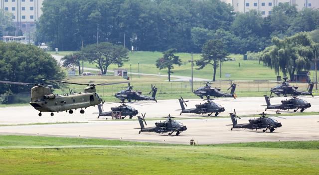 지난달 29일 경기 평택시 캠프 험프리스에서 치누크 헬기가 이륙하고 있다. 연합뉴스