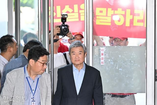 조태용 전 국가정보원장이 지난달 29일 서울 서초구 이명현 특별검사팀 사무실에 피의자 신분으로 출석하고 있다. 정다빈 기자