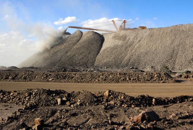 중국 네이멍구 지역에 위치한 희토류 광산인 바이윈어보에서 희토류 채굴 작업이 진행 중인 모습. 로이터 연합뉴스 자료사진