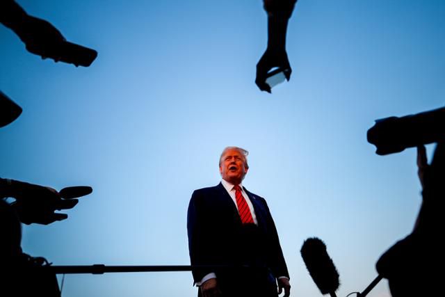 도널드 트럼프 미국 대통령이 3일 미 펜실베이니아주 앨런타운의 리하이밸리 국제공항에서 대통령 전용기(에어포스원) 탑승에 앞서 취재진 질문에 대답하고 있다. 앨런타운=AP 연합뉴스