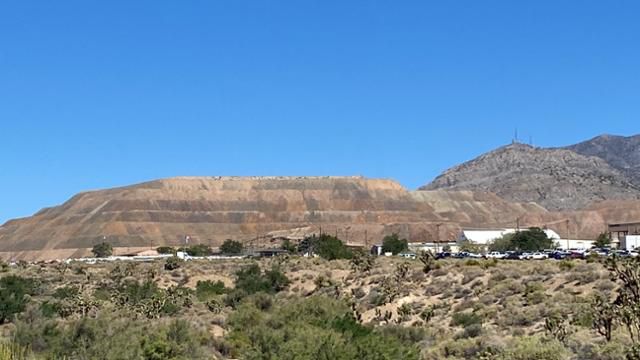 지난달 30일 미국 캘리포니아주(州)와 네바다주를 잇는 I-15 고속도로에서 바라 본 마운틴패스 소재 MP머티리얼스의 희토류 광산. 마운틴패스=박지연 특파원