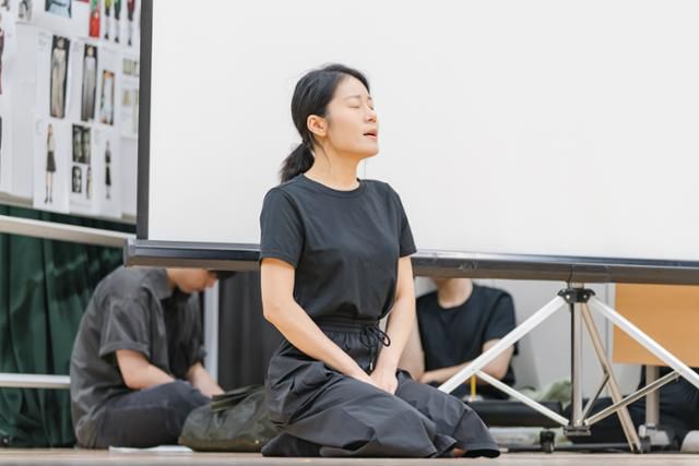 국립창극단 '심청' 공개 오디션을 통해 심청 역에 선발된 김율희가 지난달 30일 국립극장 연습실에서 열린 '심청' 리허설에서 주요 장면을 시연하고 있다. 국립극장 제공