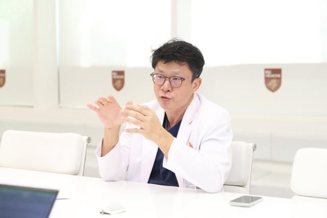 7월 31일 서울 구로구 고려대 구로병원에서 만난 김종현 신경외과 교수가 난치성 뇌전증 수술법에 대해 설명하고 있다. 고려대 구로병원 제공