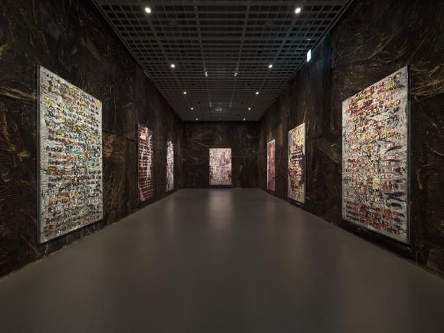 마크 브래드포드가 한국 전시를 위해 준비한 신작 '폭풍이 몰려온다' 설치 모습. 아모레퍼시픽미술관 제공