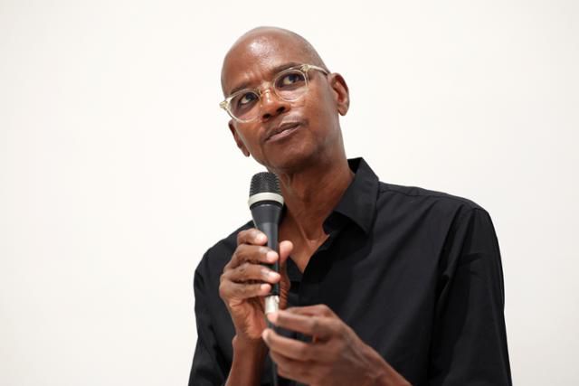 미국 추상회화 작가 마크 브래드포드가 지난달 31일 서울 용산구 아모레퍼시픽미술관에서 개인전을 앞두고 기자간담회에 참석해 작품을 설명하고 있다. 뉴시스