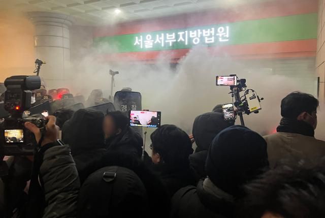 1월 19일 윤석열 대통령에 대한 구속영장이 발부되자 서울서부지법에 윤 대통령 지지자들이 난입해 소화기를 뿌리며 난동을 부리고 있다. 뉴스1
