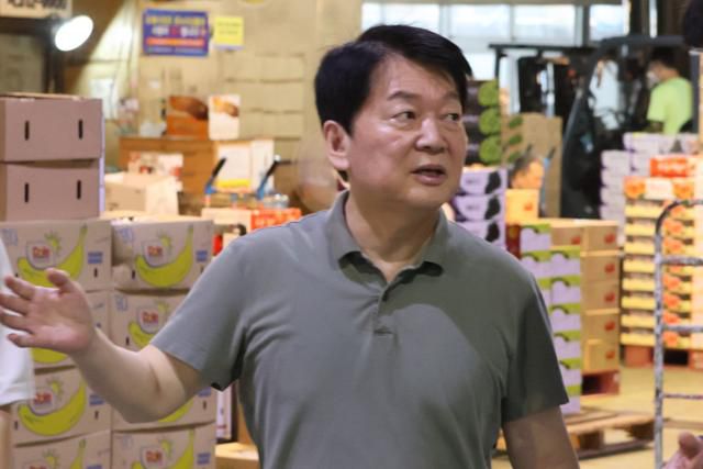 국민의힘 당대표 선거에 출마한 안철수 의원이 6일 대구 농수산물도매시장을 방문해 상인들과 대화하고 있다. 안철수 의원 측 제공