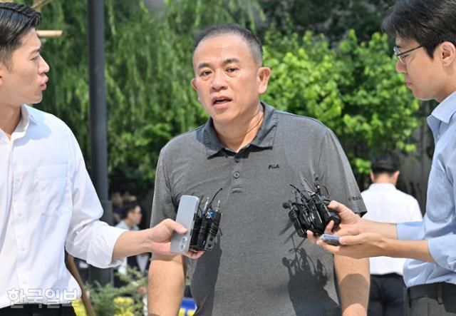 공천개입 의혹을 받는 명태균(가운데)씨가 1일 서울 종로구에 마련된 김건희 특검팀 사무실로 이틀째 조사를 받기 위해 출석하며 취재진의 질문에 답하고 있다. 홍인기 기자