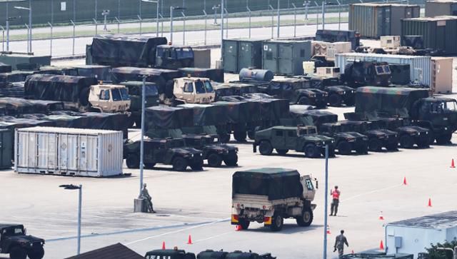 지난달 29일 경기 평택시 캠프 험프리스에서 군용 차량이 대기하고 있다. 평택=연합뉴스