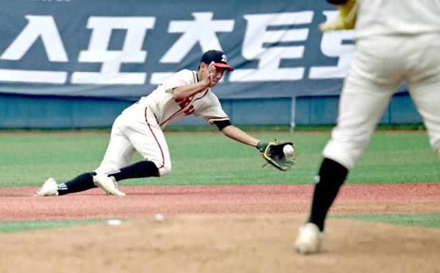 지난해 8월 29일 서울 목동구장에서 열린 제52회 봉황대기 8강전에서 덕수고 유격수 우정안이 호수비를 펼치고 있다. 서재훈 기자