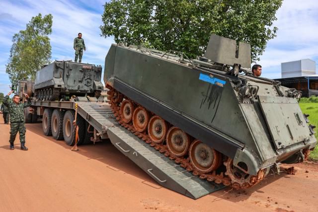 지난달 29일 태국 동부 시사껫주의 태국·캄보디아 국경 인근 도로에서 태국 왕립군이 병력 수송용 장갑차(APC)를 트럭에 싣고 있다. 시사껫=로이터 연합뉴스