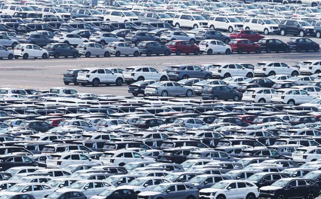 7일 경기 평택항에 수출용 자동차가 세워져 있다. 평택=연합뉴스