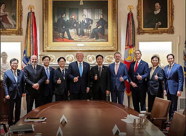 도널드 트럼프(왼쪽 다섯 번째) 미국 대통령이 지난달 30일 워싱턴DC 백악관에서 구윤철(여섯 번째) 부총리 겸 기획재정부 장관 등 한국 정부 협상단과 함께 관세 협상 타결을 기념하는 사진 촬영을 하고 있다. 왼쪽부터 최지영 기획재정부 국제경제관리관, 하워드 러트닉 미 상무장관, 여한구 통상교섭본부장, 김정관 산업통상자원부 장관, 트럼프 대통령, 구 부총리, 제이미슨 그리어 미국무역대표부 대표, 스콧 베선트 미 재무장관, 박정성 무역투자실장, 마코 루비오 미 국무장관. 백악관 X 캡처