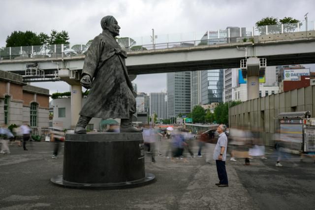 박환 수원대 사학과 명예교수가 지난 6일 서울역 광장에 있는 강우규 의사 동상을 바라보고 있다. 하상윤 기자
