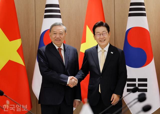 이재명 대통령과 또 럼 베트남 당서기장이 11일 서울 용산 대통령실에서 열린 정상회담에서 악수를 하고 있다. 왕태석 선임기자
