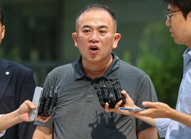 공천개입 의혹을 받는 명태균씨가 1일 서울 종로구에 마련된 김건희 특검팀 사무실로 조사를 받기 위해 출석하며 취재진 질문에 답하고 있다. 뉴스1