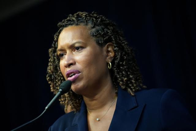 뮤리얼 바우저 미국 워싱턴DC 시장이 11일 도널드 트럼프 미 대통령이 연방정부의 워싱턴 시경찰 직접 통제 계획을 발표한 뒤 미 워싱턴 윌슨빌딩에서 기자회견을 하고 있다. 워싱턴=AFP 연합뉴스