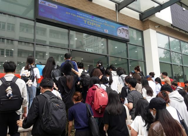 지난 5월 베트남 하노이 다이남대 한국어능력시험(TOPIK·토픽) 시험장에서 응시자들이 고사장으로 입실하고 있다. 하노이=허경주 특파원