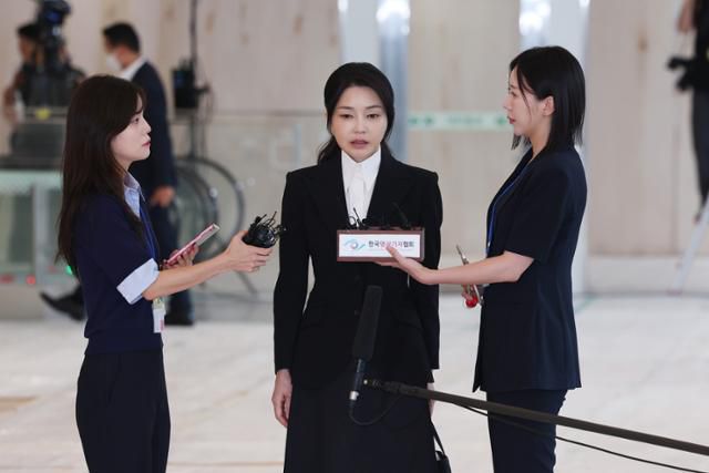 김건희 여사가 6일 서울 종로구 광화문 민중기 특별검사팀 사무실에 피의자 조사를 받기 위해 출석하기 전 입장을 밝히고 있다. 김 여사는 아무것도 아닌 사람이 심려를 끼쳐서 진심으로 죄송하다라고 말했다. 사진공동취재