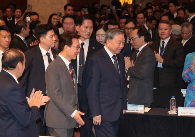 김민석 국무총리가 12일 서울 중구 롯데호텔에서 열린 한-베트남 비즈니스 포럼에 또 럼 공산당 서기장과 함께 입장하고 있다. 청사사진기자단